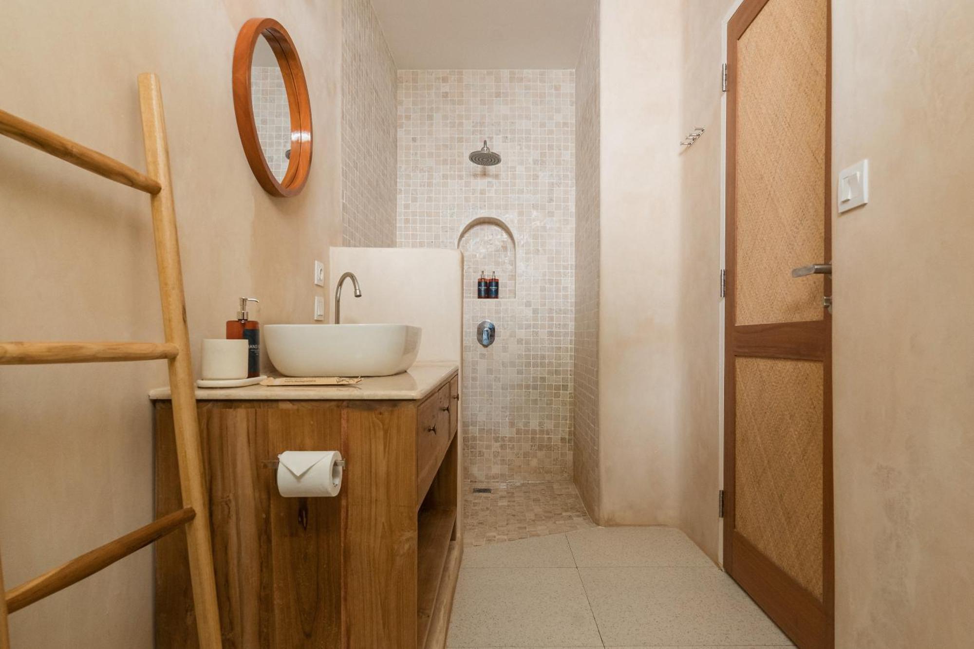 Quma Hotel Джили Трауанган Екстериор снимка