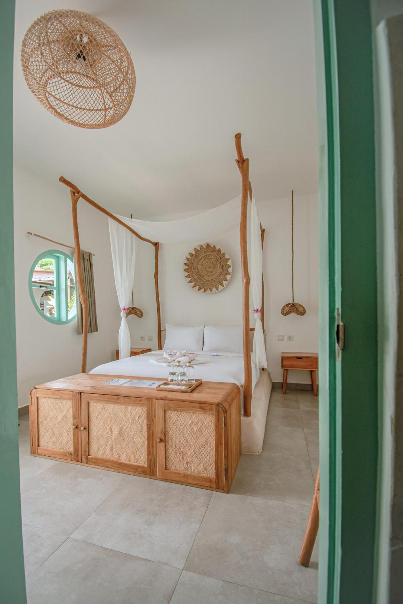 Quma Hotel Джили Трауанган Екстериор снимка